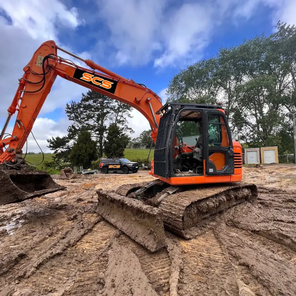 digger onsite in north shore at work (1) (1) (1)